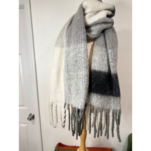 ZARA Oversized Color Block Blushed Plaid Fluffy Fringe Blanket Scarf Gray - Picture 3 of 12